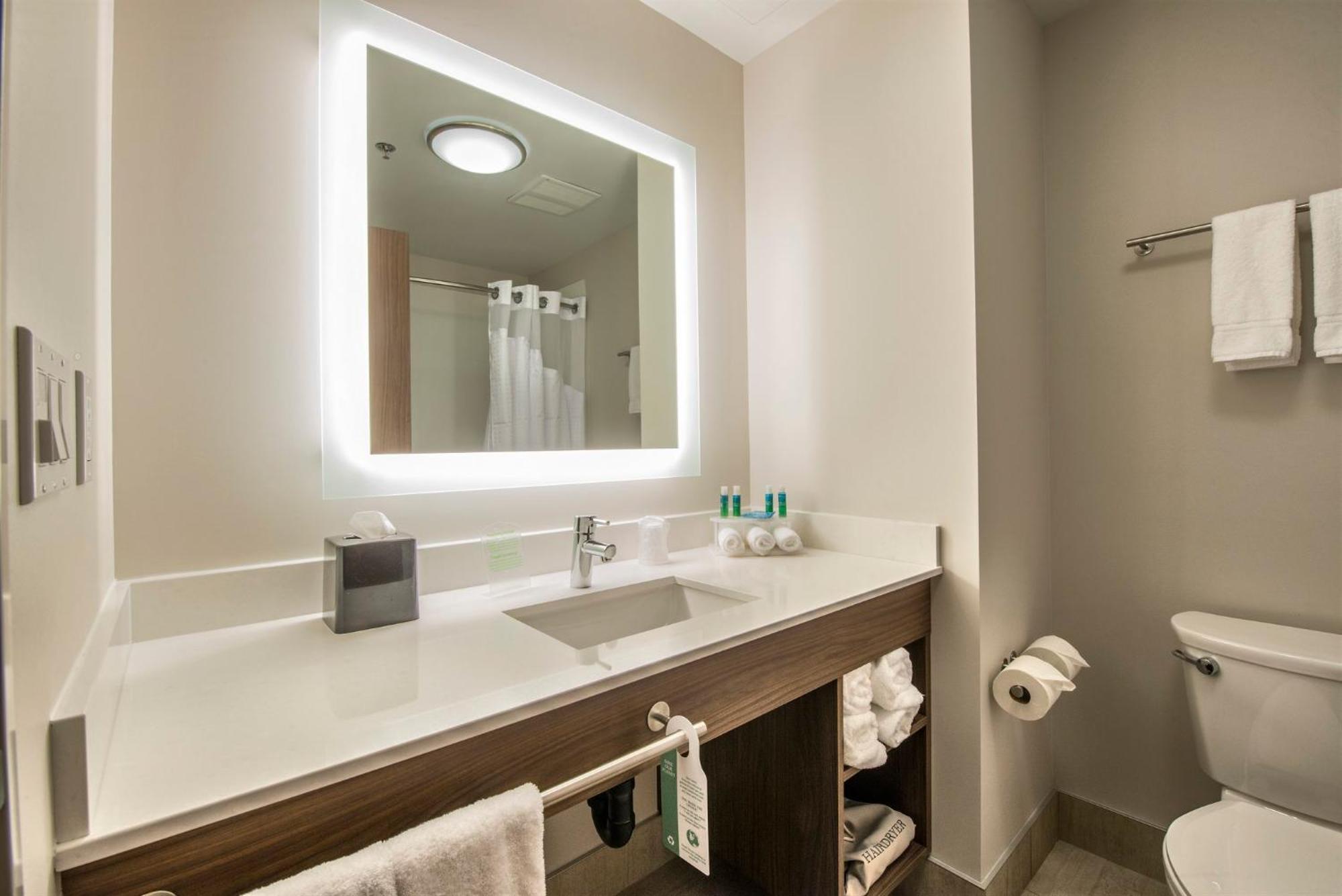 Holiday Inn Express & Suites Victoria-Colwood By Ihg Лангфорд Екстериор снимка