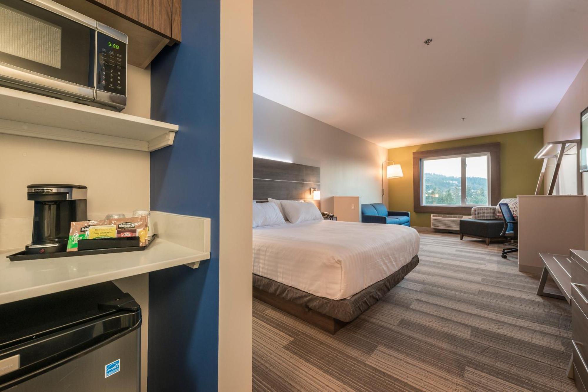 Holiday Inn Express & Suites Victoria-Colwood By Ihg Лангфорд Екстериор снимка