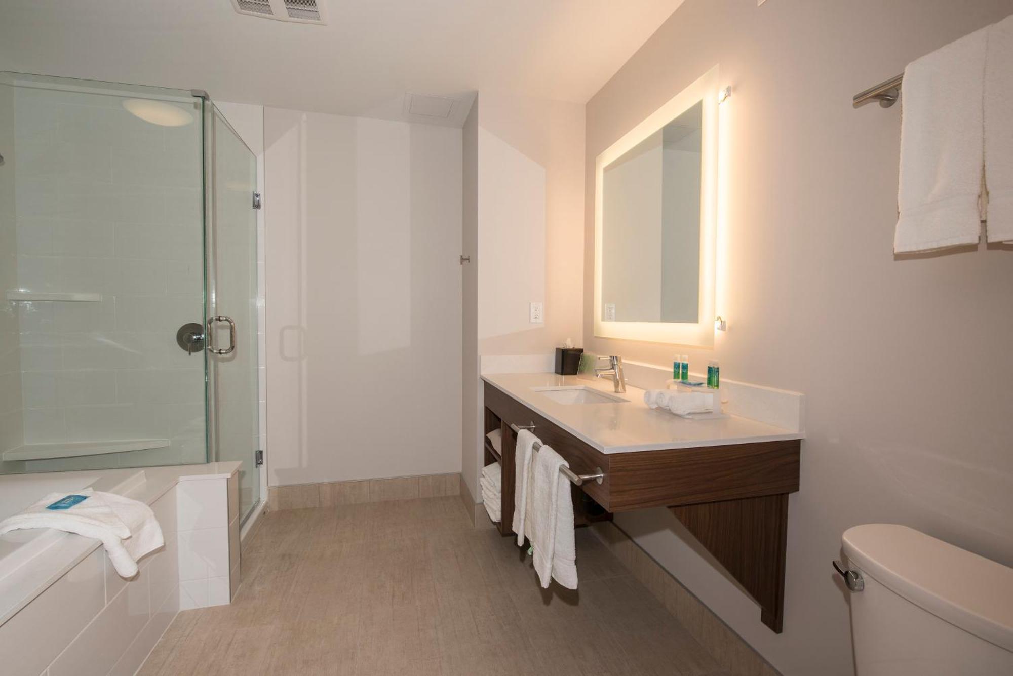 Holiday Inn Express & Suites Victoria-Colwood By Ihg Лангфорд Екстериор снимка