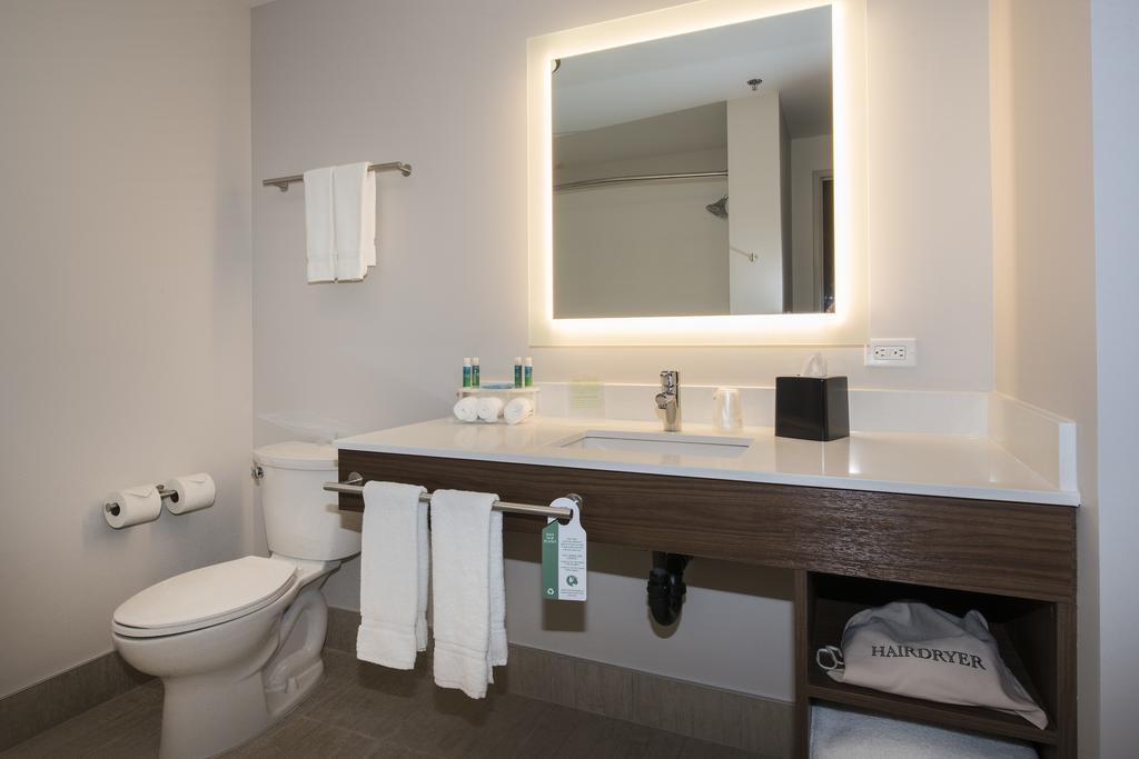 Holiday Inn Express & Suites Victoria-Colwood By Ihg Лангфорд Екстериор снимка